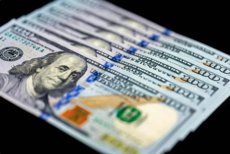 El peso se mantiene fuerte frente al dólar este viernes / FREEPIK