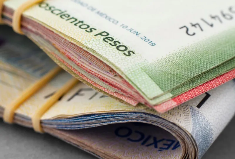 El peso se mantiene fuerte frente al dólar este jueves / FREEPIK