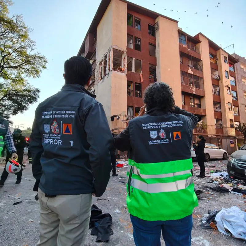 Los equipos de emergencia revisan que no vuelva a originar otra explosión / Redes Sociales