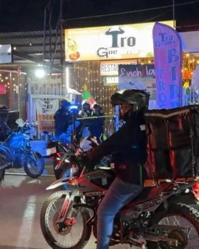 Elementos policiales acordonan la escena del ataque contra el periodista en Veracruz. / RS