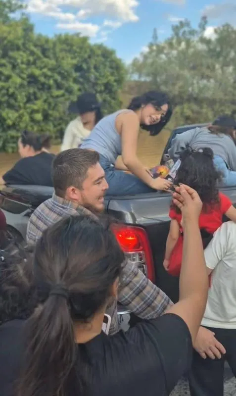 Ángela Aguilar repartiendo juguetes a niños y niñas. / X: @raulgtzoficial