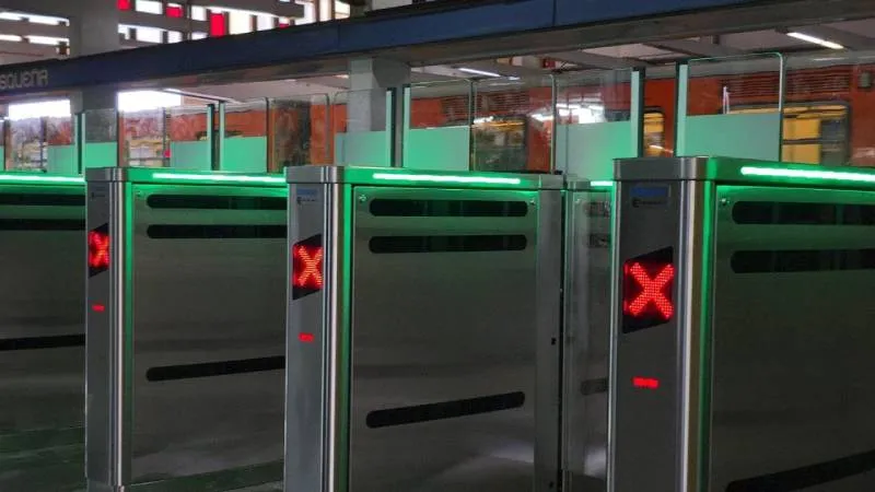 La instalación de torniquetes automáticos es una de varias acciones de modernización del Metro. / X: @MetroCDMX