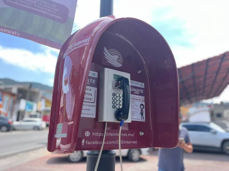 Vista de cabina telefónica en una comunidad rural, parte de la estrategia de conectividad social. / X: @lupitarmzplaza