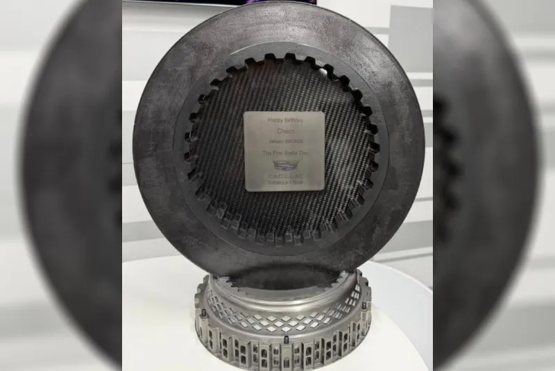 Así fue el disco que Cadillac le obsequió a Checo Pérez