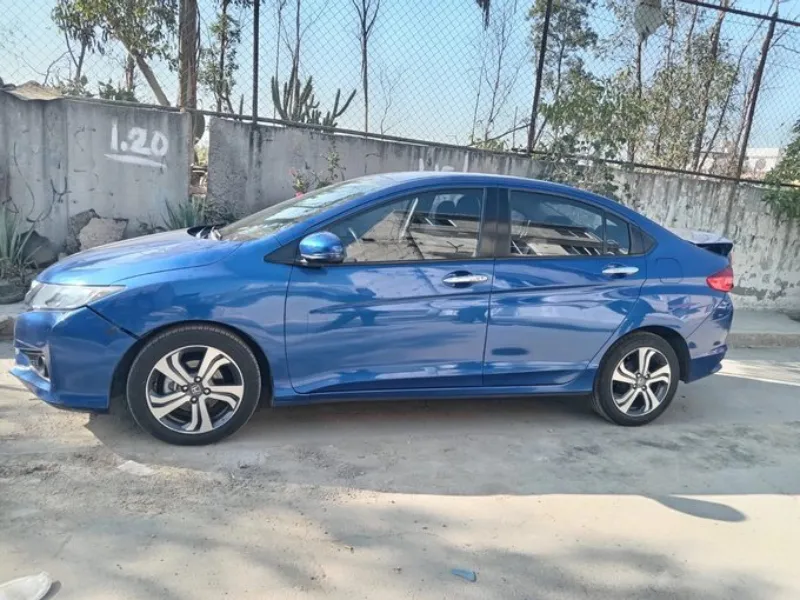 El auto de la mujer fue abandonado y sin placas / Redes Sociales