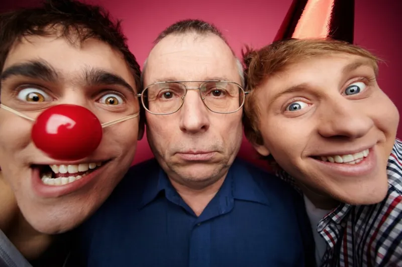 Evita que las 'fake news' te hagan ver como payaso / FREEPIK