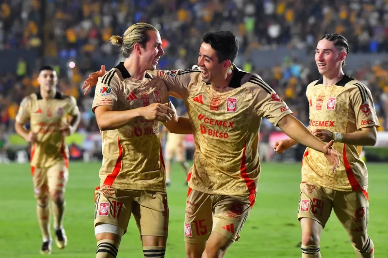 Eduardo Tercero en celebración con Sebastián Córdova