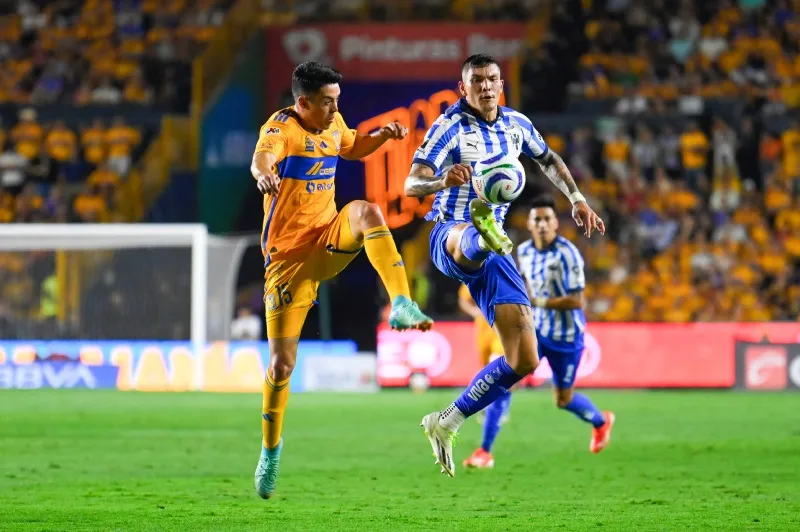 Eduardo Tercero en acción en el Clásico Regio