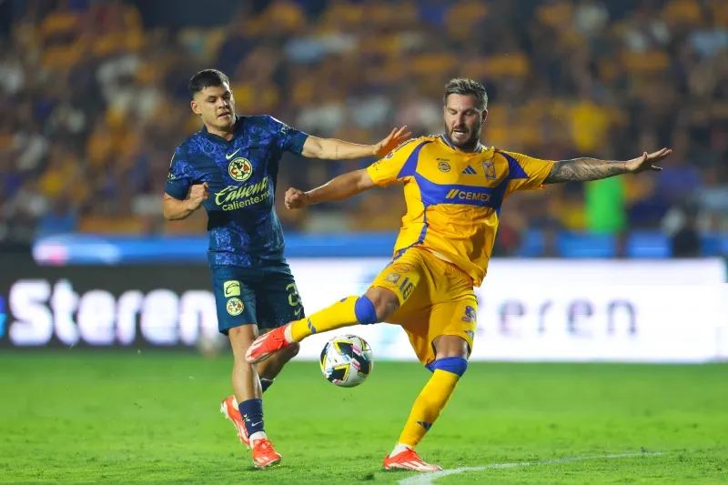 Richard Sánchez y André Pierre Gignac en partido de la Liga MX