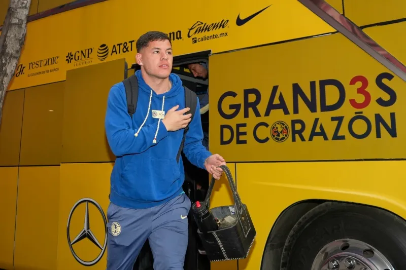 Richard Sánchez en el arribo a un partido de América