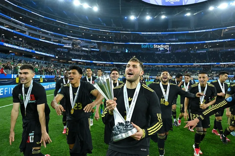 El 'Bebote' celebra con el Tri.