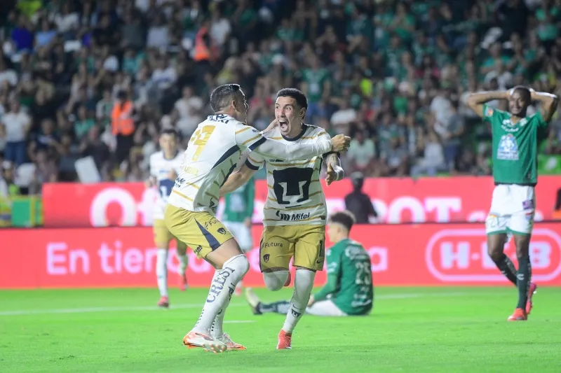 Funes Mori y Leo Suárez en festejo de gol ante León