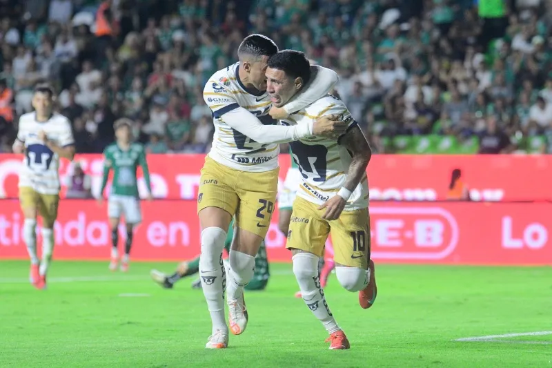 Funes Mori y Leo Suárez en festejo de gol