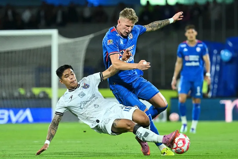 Buscan retener parte de su ficha