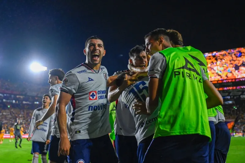 Jugadores de Cruz Azul en festejo de gol