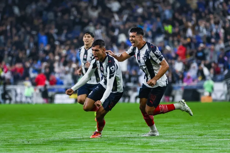 Jugadores de Rayados en festejo