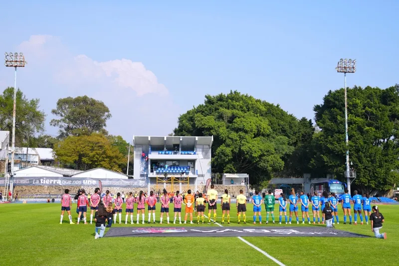 Cruz Azul y Chivas previo a iniciar el partido en el Centenario