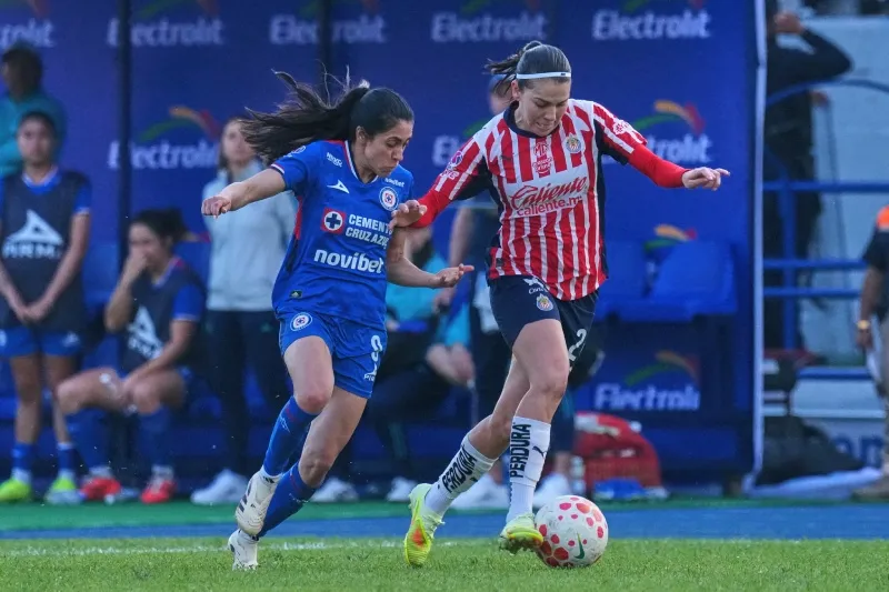 Ana Lu Martínez y Alicia Cervantes en el partido en el estadio Centenario