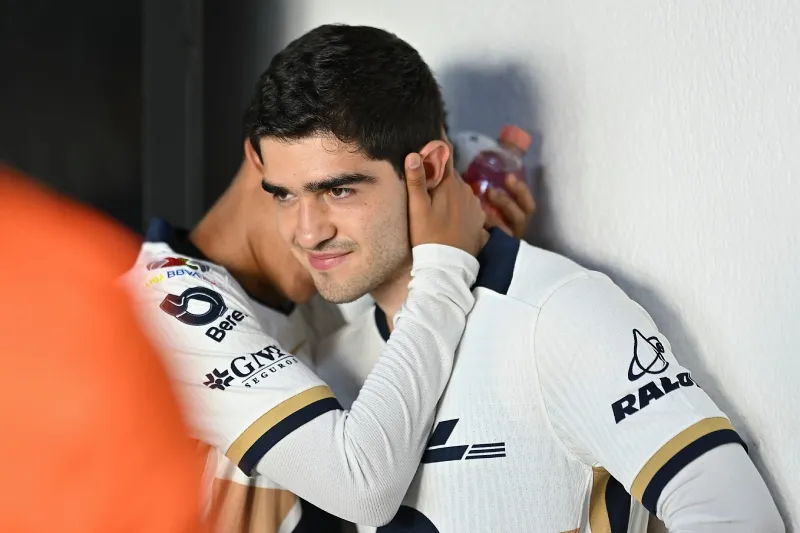 César Garza previo a un partido con los Pumas