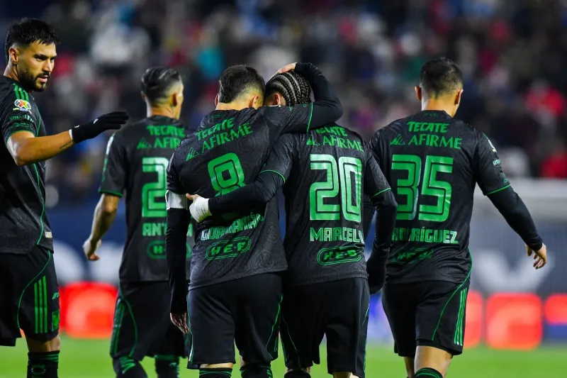 Jugadores de Tigres en celebración de gol