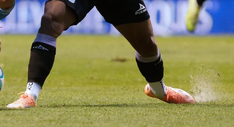 Mostró mucha arena en el pasto