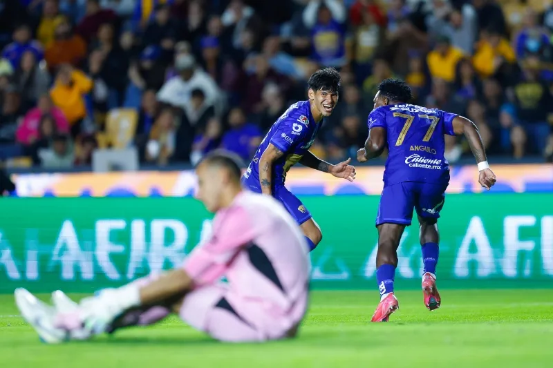 Robert Morales en celebración de gol ante Tigres