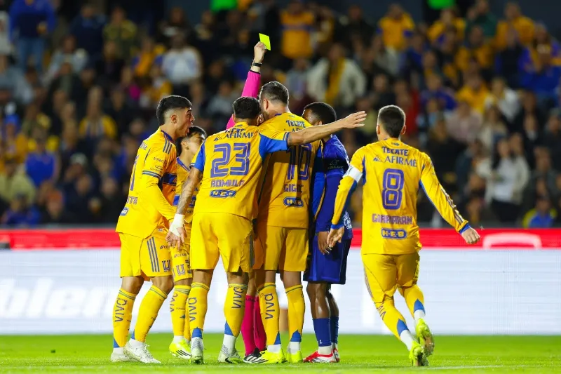 Jugadores de Tigres en reclamo contra el árbitro