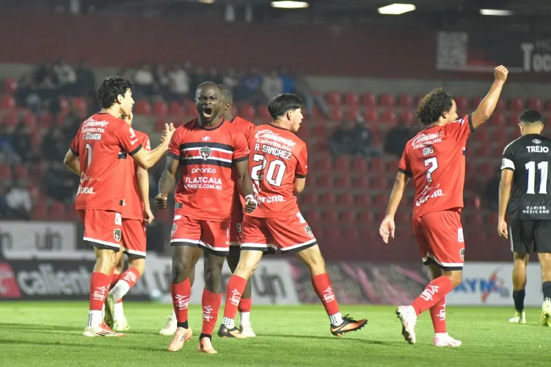 Jugadores de Coyotes de Tlaxcala en festejo de gol