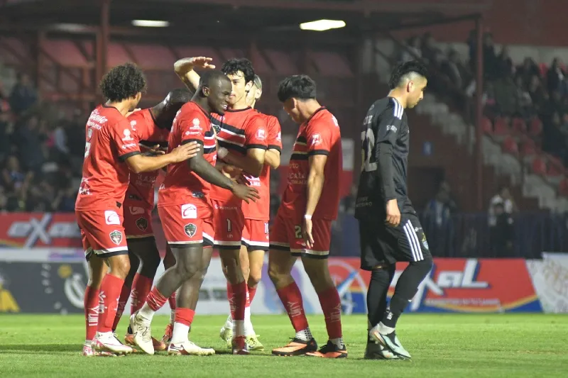 Jugadores de Coyotes en celebración ante Cancún