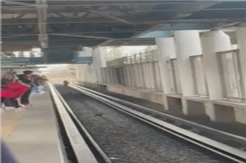 El hombre corría de un lado para otro en la vías del Metro / Redes Sociales