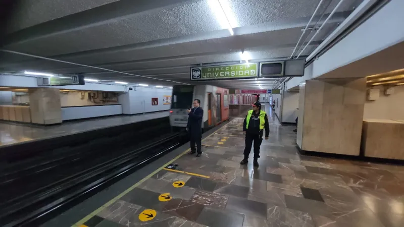Los pasillos y vagones tienen ciertas normas que hay que seguir / FB: @MetroCDMX