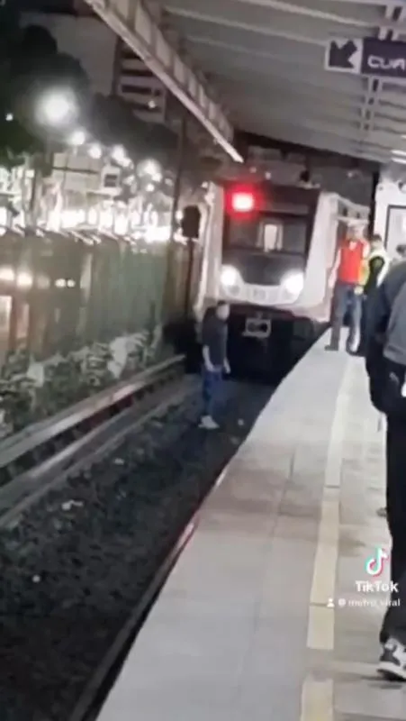 En la Línea 2 otro sujeto se bajó a la vías / Redes Sociales