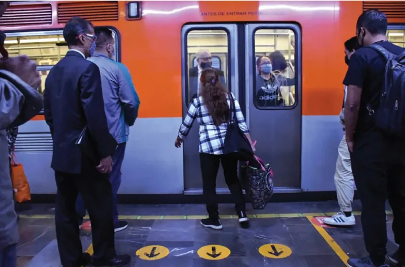 Las mochilas ya no deberán ir en la espalda sino de frente / FB: @MetroCDMX