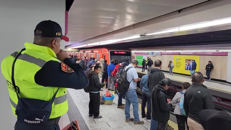 Las normas dentro del Metro son para beneficio de todos los usuarios / FB: @MetroCDMX