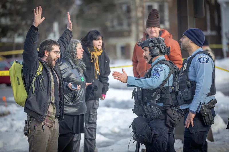 La gente no está nada contenta con los operativos del ICE / AP