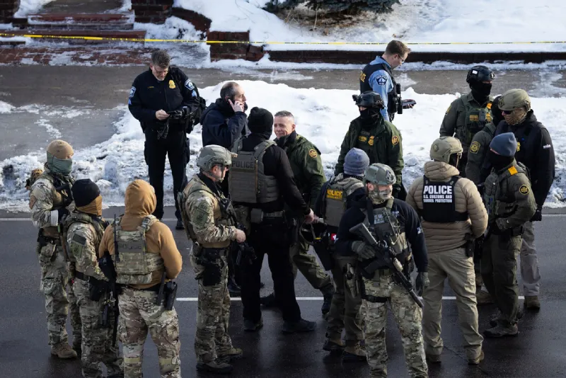 Un agente del ICE disparó contra una mujer que iba en su camioneta / AP