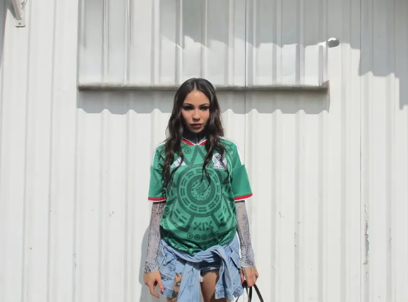 La cantante Emjay le da un toque más fresco a la rola / IG: @emjayy444