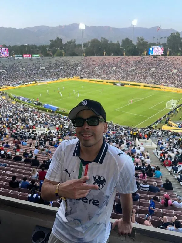 Mc Davo sacó las barra y potentes rimas para calentar el ambiente mundialista / FB: @mcdavoo