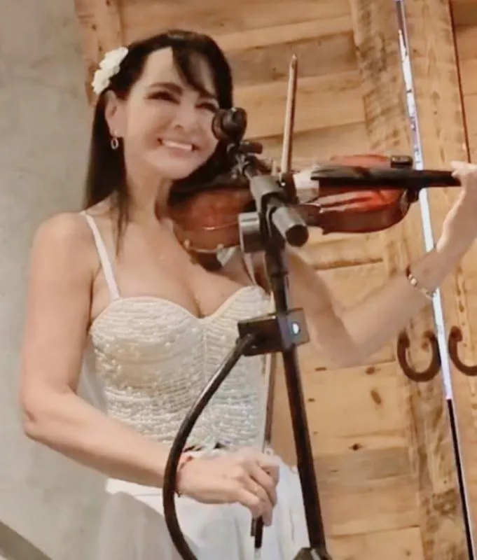 La violinista sigue cosechando éxitos con su música / IG: @sandra_montoya_artista