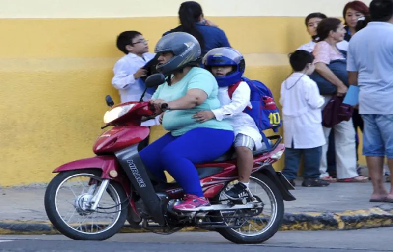 La tarjeta de circulación te indica cuántos pasajeros caben en la moto / Redes Sociales