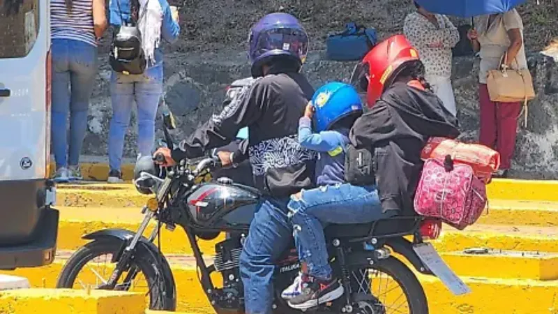 Cumple con las normas de tránsito y evítate problemas / Redes Sociales