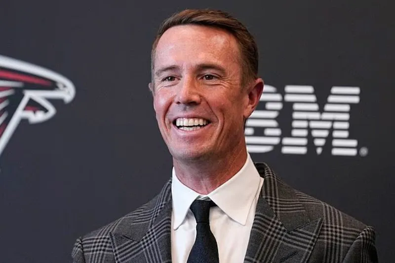 Matt Ryan volverá a los Atlanta Falcons, aunque ahora fuera del emparrillado | AP