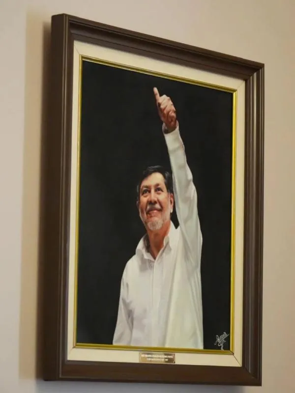 El alzar el pulgar le generó varios cuestionamientos / FB: @fernandeznorona