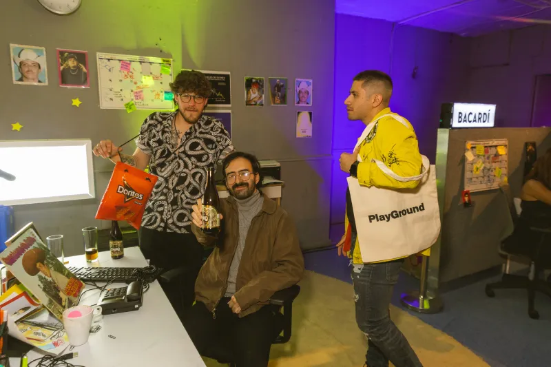 Aquí los Godínez la pasan bien con música, baile y mando e-mails / Especial