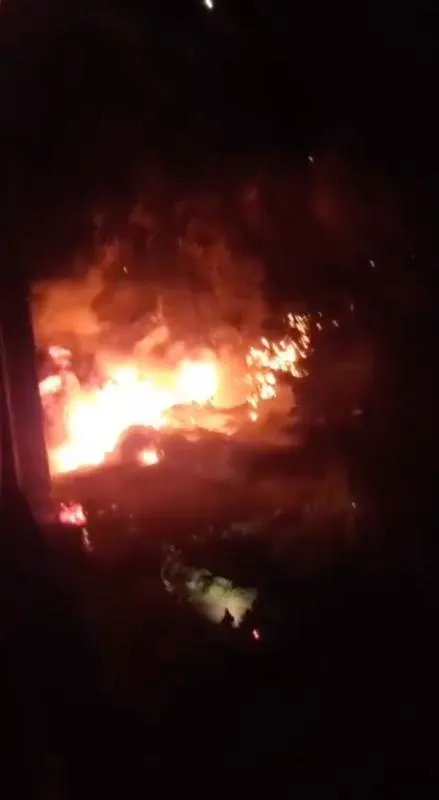 Por el combustible dejó un camino de fuego / Redes Sociales