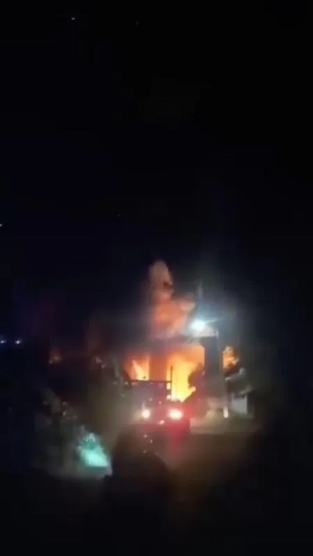 Reportes indican que el camión perdió el control y se cayó antes de llegar al puente / Redes Sociales