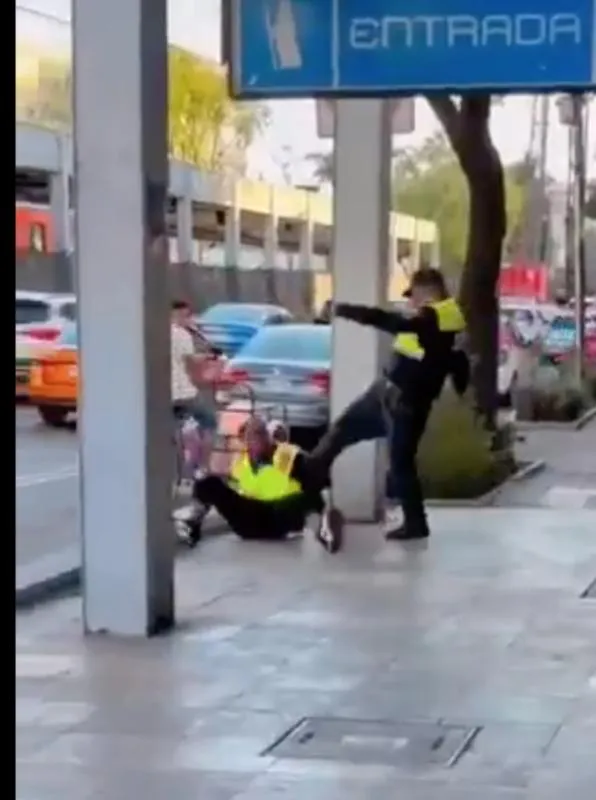 El civil andaba molestando a la gente y el oficial lo puso quieto / Redes Sociales