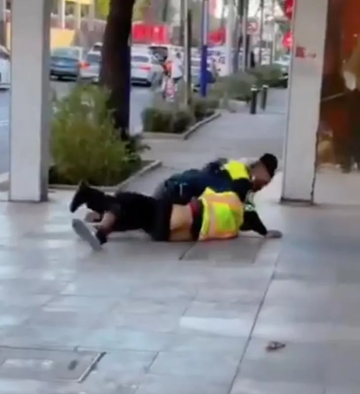 El sujeto, reportan, estaba en aparente estado inconveniente / Redes Sociales