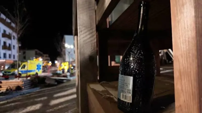 Autoridades suizas investigan las causas del incendio registrado en un establecimiento nocturno./ AP