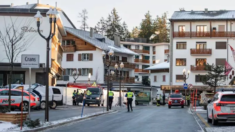 El siniestro ocurrió en una de las zonas turísticas más concurridas de Crans-Montana, en los Alpes suizos./ AP